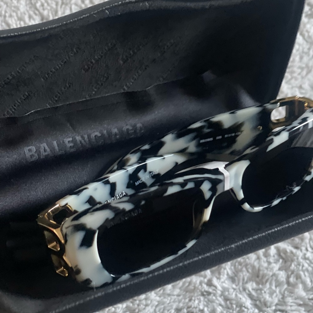DYNASTY RECTANGLE SUNGLASSES IN WHITE - Picture 2 of 4